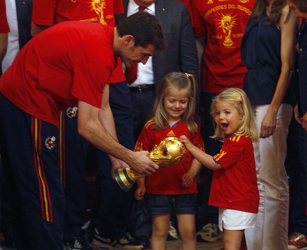 Las Infantas Leonor y Sofía reciben el trofeo de manos de Casillas.