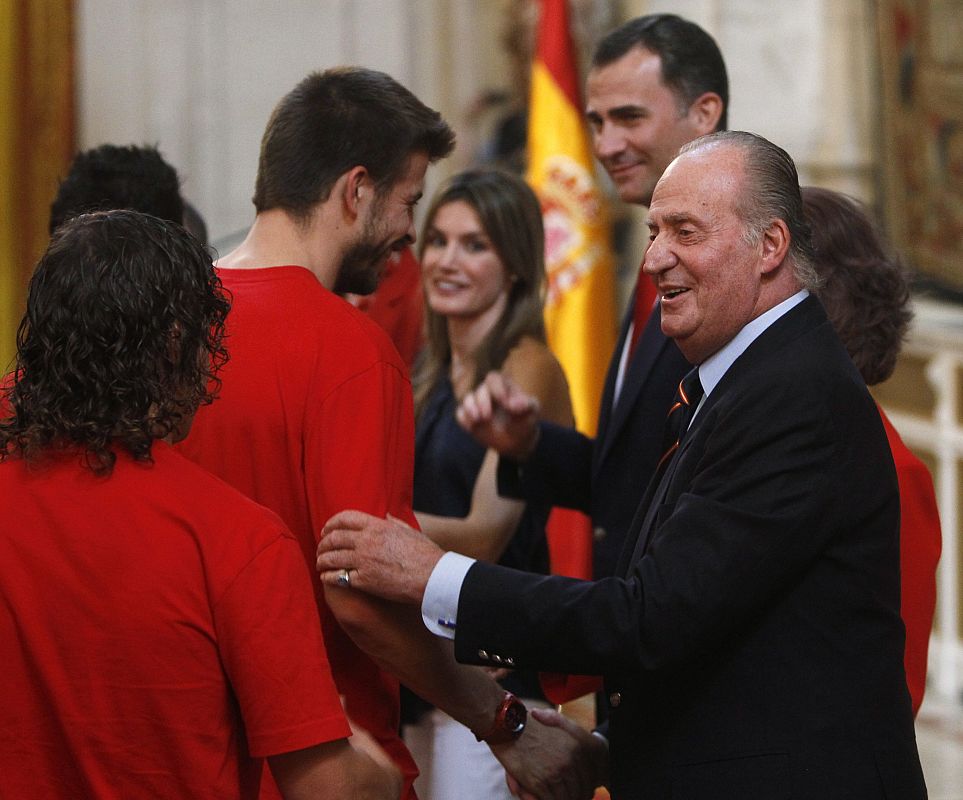 El Rey Juan Carlos saluda a Gerard Piqué y Carles Puyol.