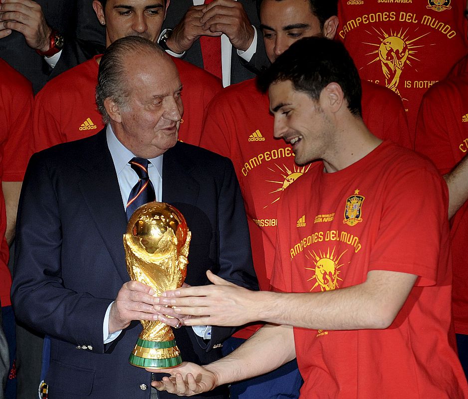 El portero y capitán de la selección española de fútbol, Iker Casillas, entrega el trofeo de Campeones del Mundo al Rey Juan Carlos.