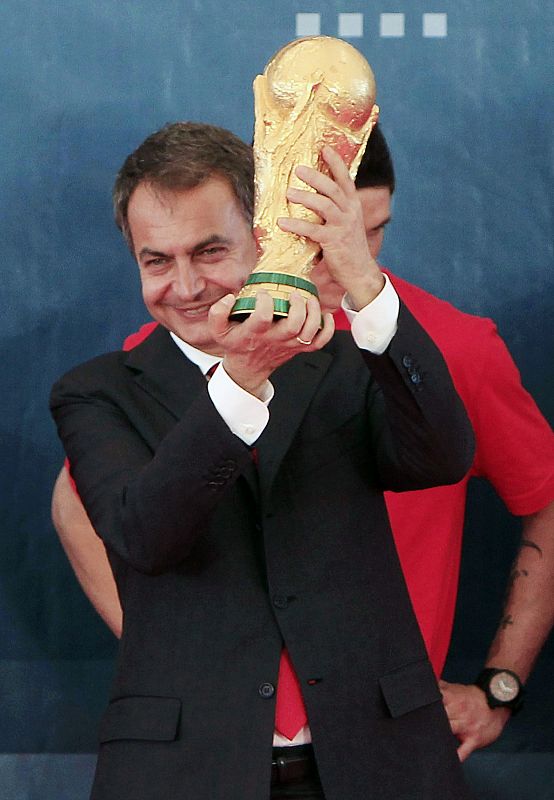 Zapatero levanta el trofeo durante la recepción en el palacio de La Moncloa a la selección española, convertida desde este domingo en la campeona del mundo.
