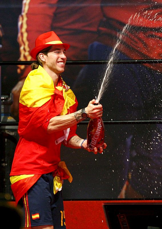 Sergio Ramos celebra con cerveza en el escenario colocado en el Puente del Rey en Madrid.