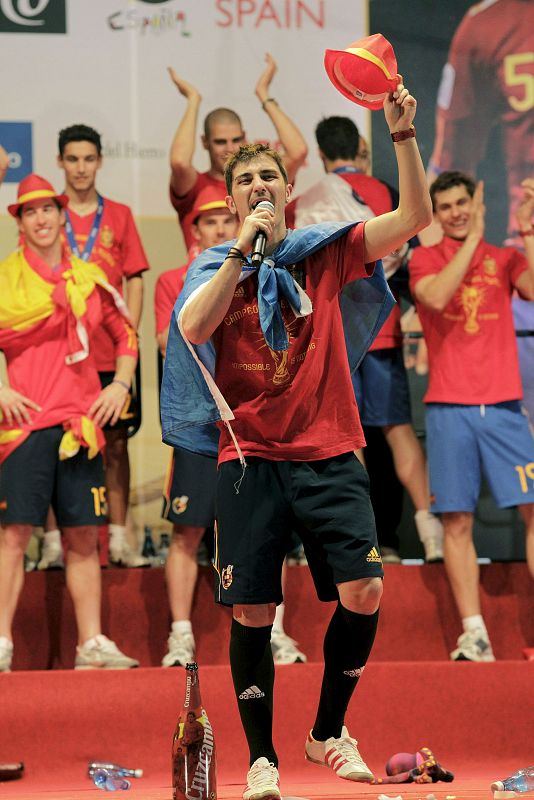 David Villa se dirige a los miles de aficionados enfundado en la bandera de Asturias.