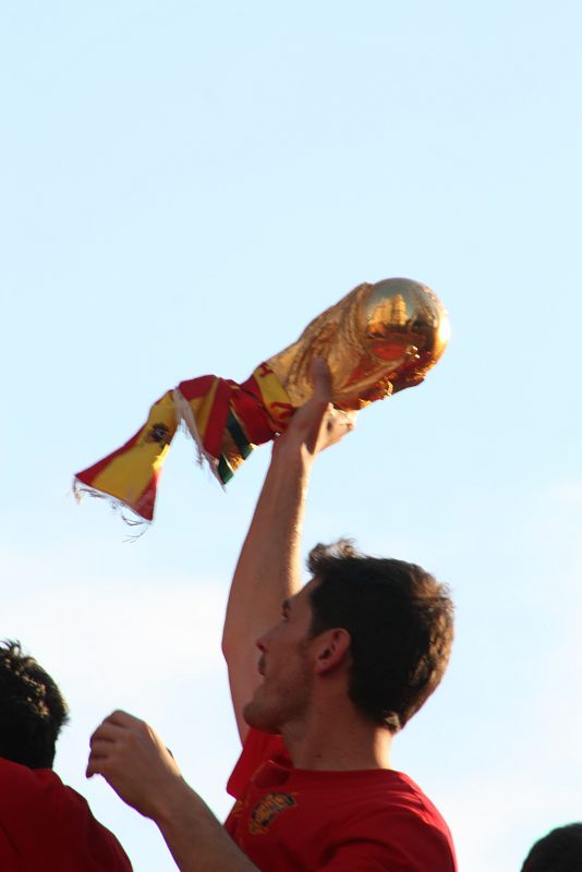 Casillas levantando el trofeo que le dio Joseph Blatter.