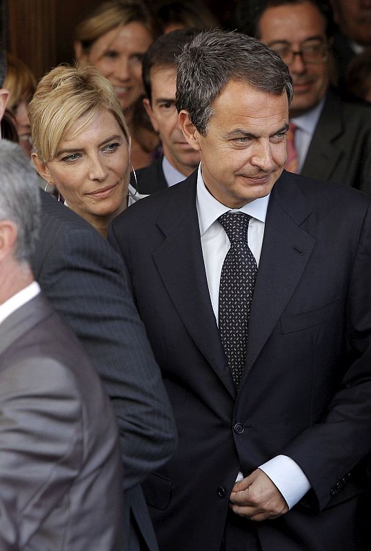 El presidente del Gobierno abandona el hemiciclo tras su intervención, acompañado de su esposa, Sonsoles Espinosa.