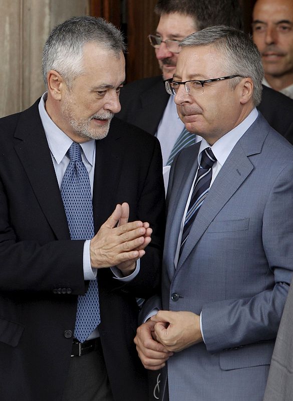 José Blanco, ministro de Fomento, y José Antonio Griñán, presidente de Andalucía, conversan tras la intervención de José Luis Rodríguez Zapatero esta mañana en el Congreso de los Diputados.