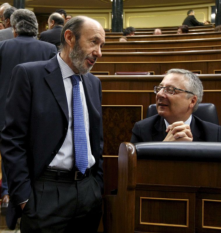 El ministro del interior, Alfredo Pérez Rubalcaba conversa con el titular de Fomento, José Blanco, antes de iniciarse el debate esta mañana.