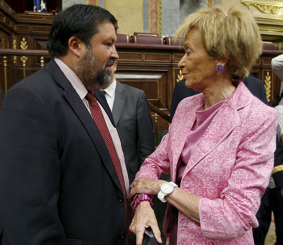 Maria Teresa Fernández de la Vega, vicepresidenta primera, y Franciso Caamaño, ministro de Justicia, conversan antes del inicio de la segunda jornada del debate.