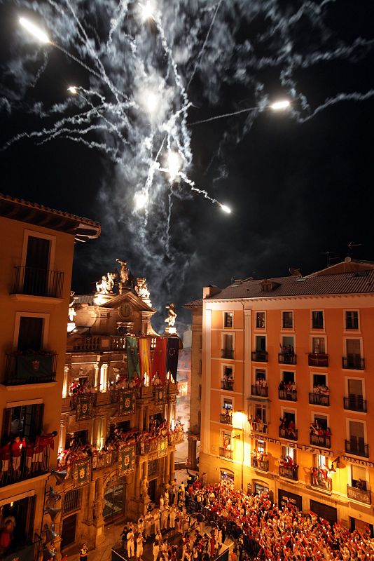 Juegos artificiales iluminan el cielo sobre el ayuntamiento de Pamplona