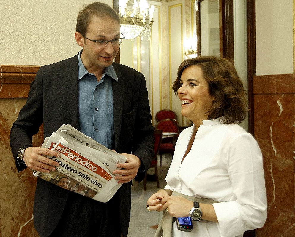 Soraya Sáenz de Santamaría, portavoz del Grupo Popular, y Joan Herrera, de ICV, conversan poco antes de entrar en el hemiciclo.