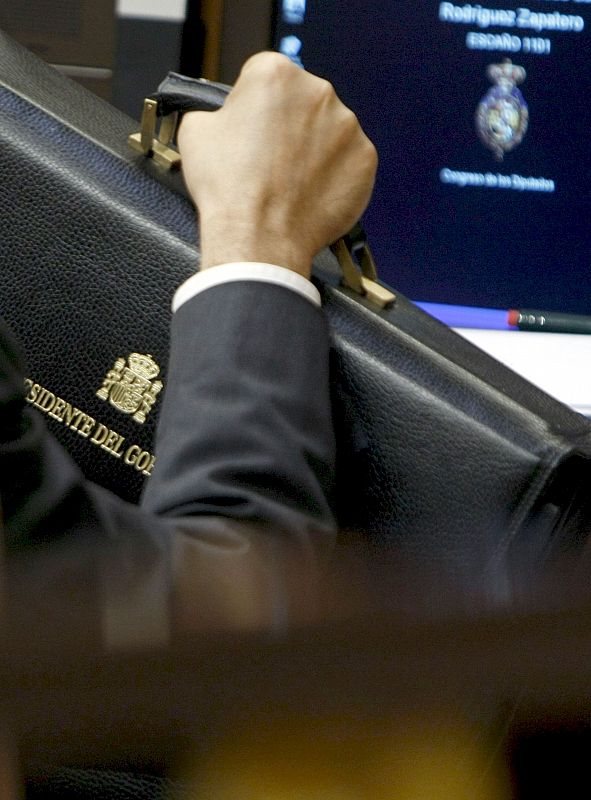 El presidente el Gobierno, José Luis Rodríguez Zapatero, se retira del hemiciclo con su cartera, tras cerrar el Debate sobre el Estado de la Nación reiterando su compromiso de "austeridad, reformas, pactos políticos y trabajo, mucho trabajo".