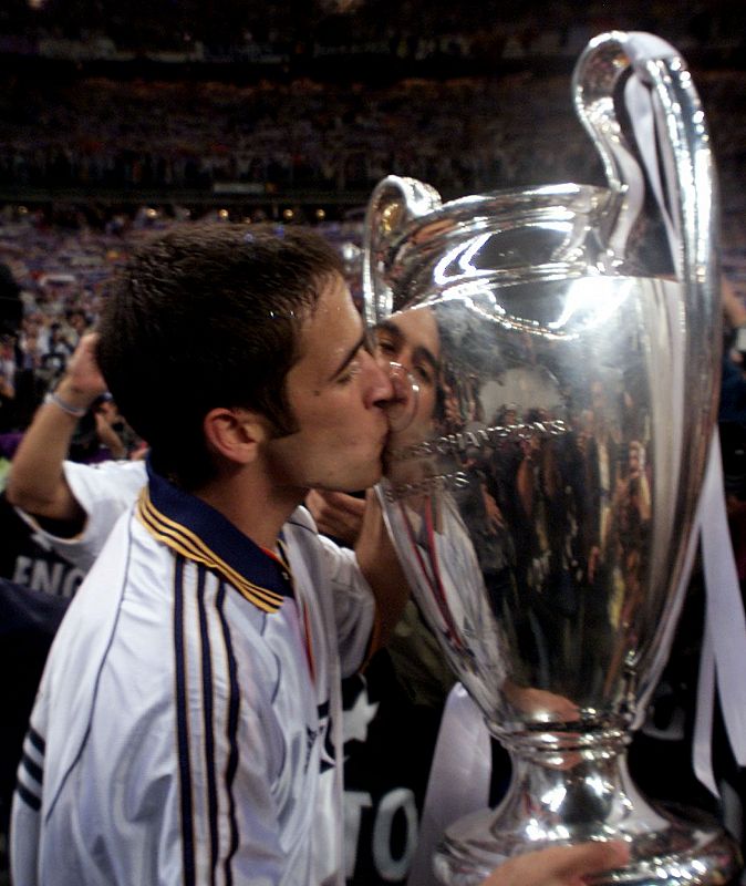 REAL MADRID'S RAUL KISSES THE EUROPEAN CUP IN PARIS.