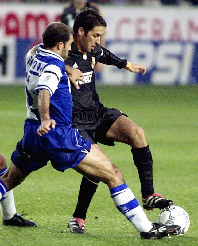 REAL MADRID'S RAUL AND ALAVES' KAMORA FIGHT FOR THE BALL DURING FIRST DIVISION MATCH.