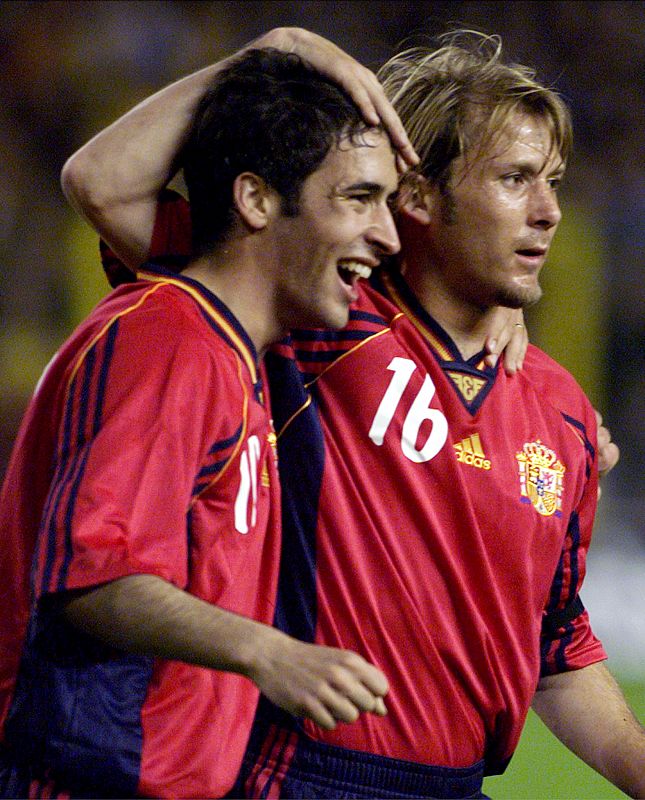 Spanish Raul Gonzalez (L) is congratulated by teammate Gaizka Mendieta after scoring a goal against ..