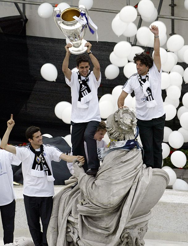 REAL MADRID PLAYERS CELEBRATE CHAMPIONS LEAGUE VICTORY ATOP CENTRAL