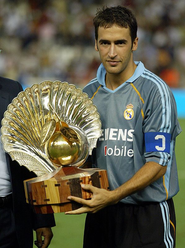 REAL MADRID'S CAPTAIN RAUL GONZALEZ HOLDS THE "NARANJA TROPHY" AFTER