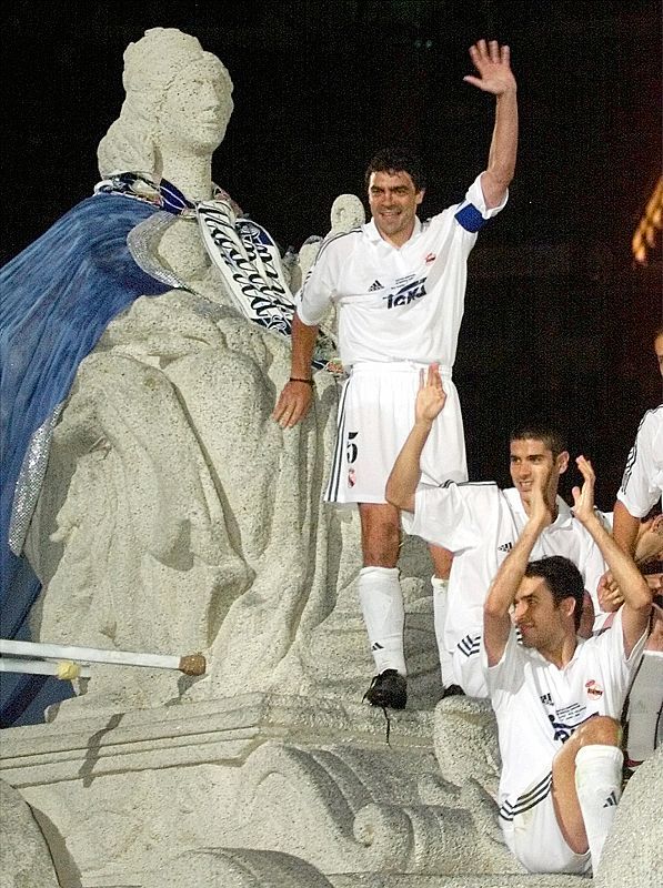 REAL MADRID'S SANCHIS, RAUL AND ALVARO CELEBRATE ON CIBELES STATUE.