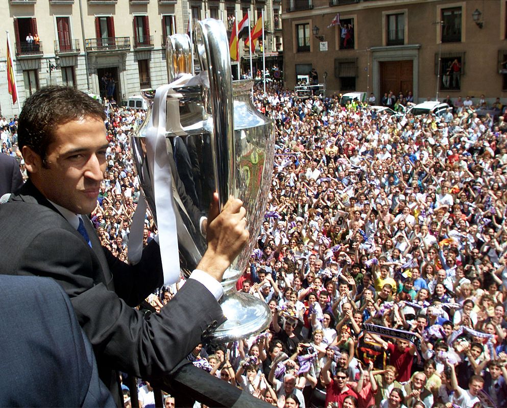 REAL MADRID'S RAUL SHOWS EUROPEAN CUP TO CHEERING CROWD IN MADRID.