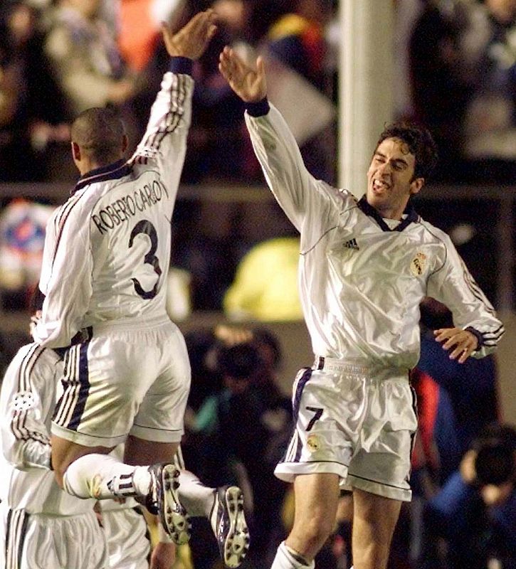 Los jugadores Raúl González y Roberto Carlos celebrando su triunfo en Tokio.