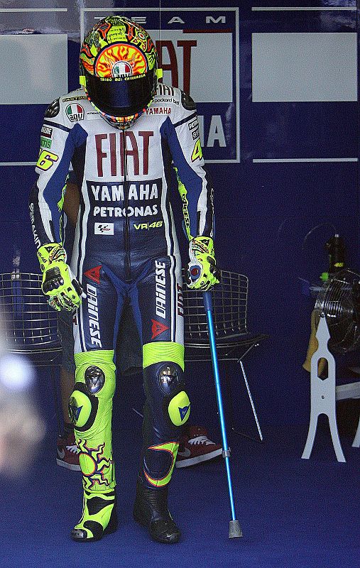 Valentino recibe las últimas órdenes de su equipo antes de salir a pista.