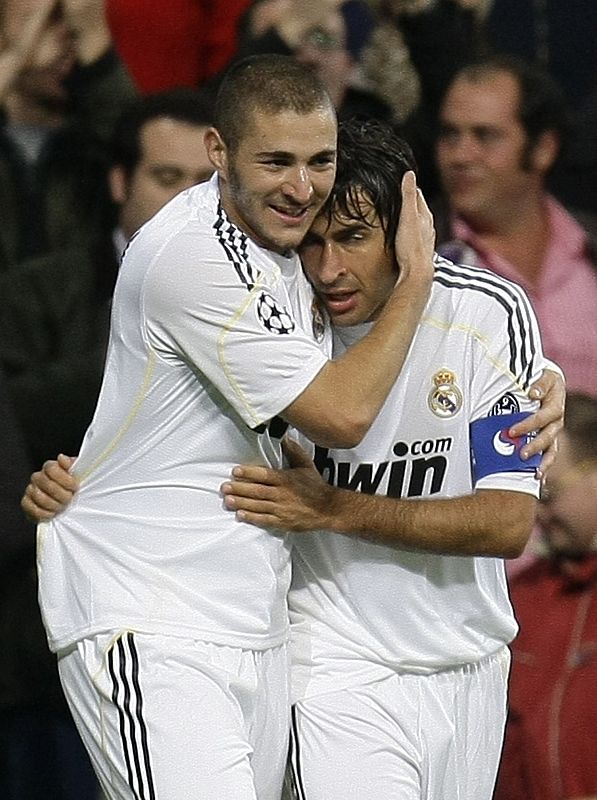 Raúl celebra su gol contra el AC Milan