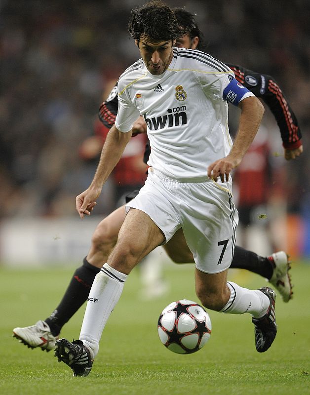 Raúl es desafiado por Massimo Oddo del AC Milan