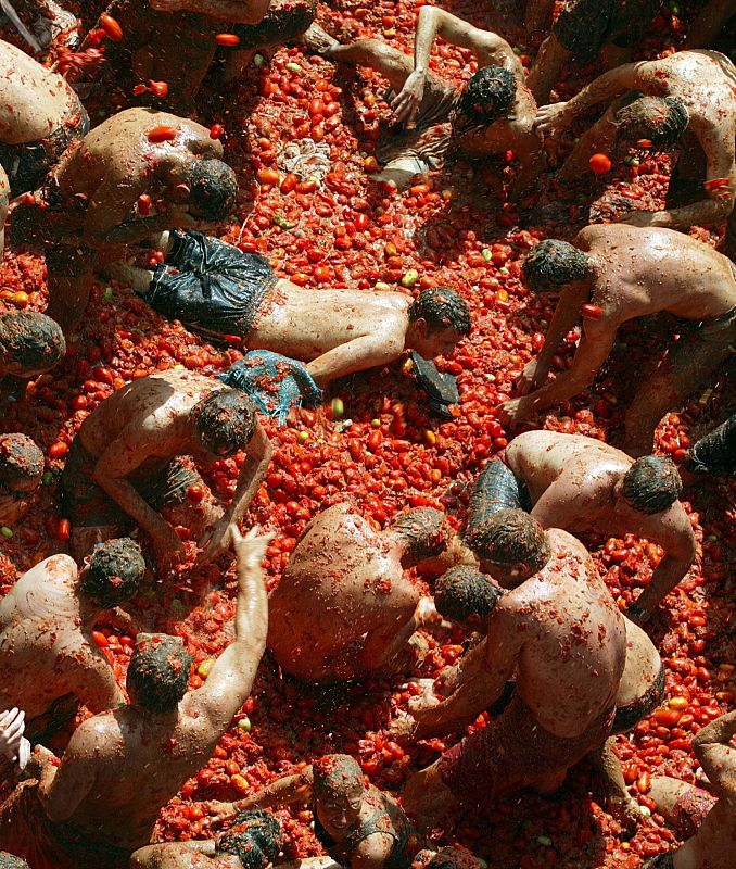 La tomatina de Buñol congrega a más de 40.000 personas en una lucha sin cuartel en el que la munición son los 100.000 kilos de tomates