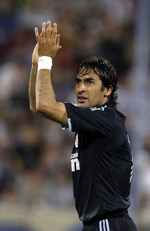 Raúl celebra su último gol con el Real Madrid de la temporada, el marcado al Zaragoza en Liga.