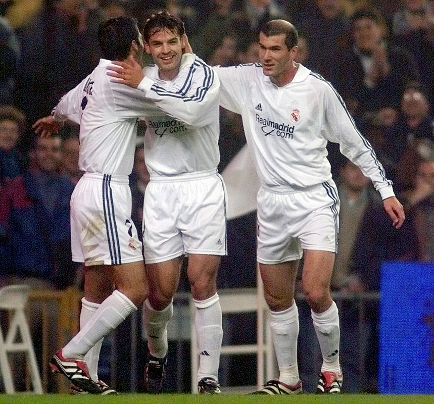 Fernando Morientes celebra su primer gol contra el Osasuna con sus compañeros Raúl y el francés Zinedine Zidane.