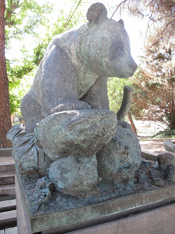 Una estatua recuerda a Chulín, el único oso panda español