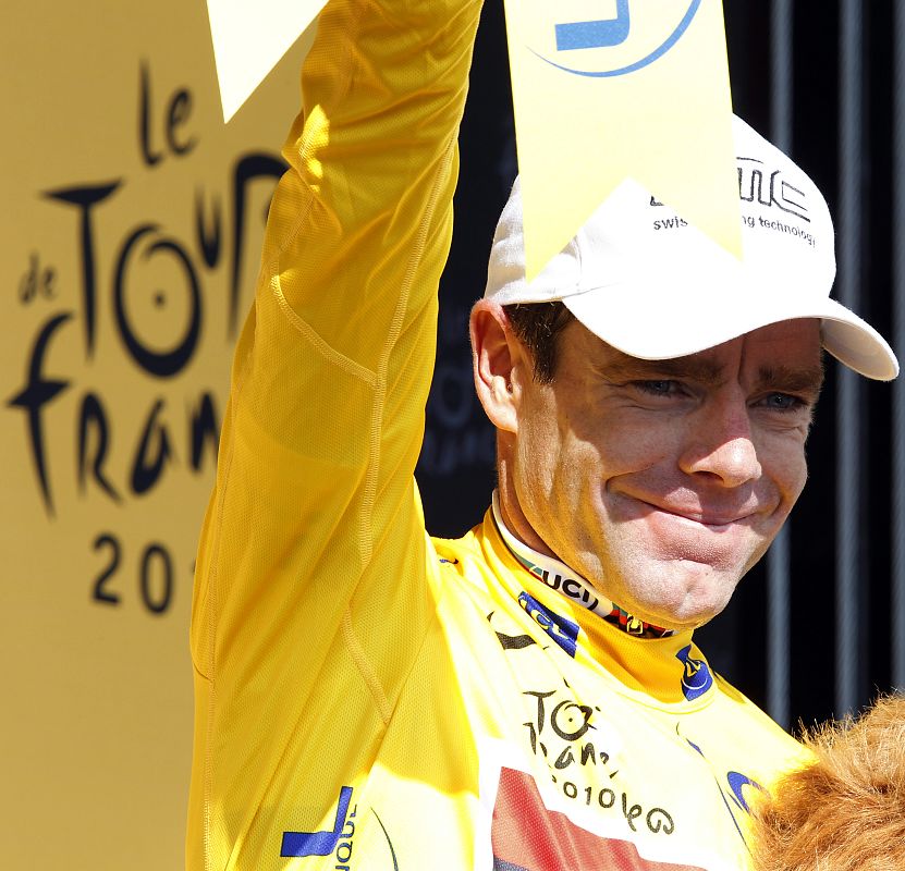 El actual campeón del mundo, el australiano Cadel Evans, también disfrutó del maillot amarillo de líder, que viste en esta imagen en la octava etapa.