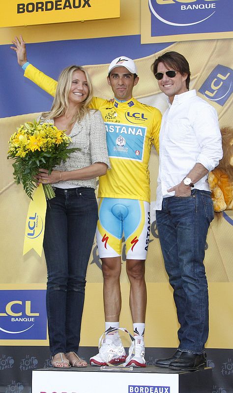 Los actores estadounidenses Tom Cruise (d) y Cameron Diaz (i) posan en el podio junto al ciclista español Alberto Contador
