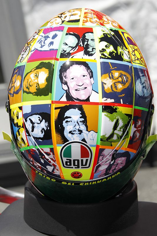 En Laguna Seca, Valentino Rossi ha querido homenajear en su casco a sus personas más cercanas.