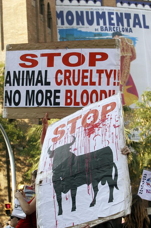 Taurinos y antitaurinos en la última corrida en Barcelona