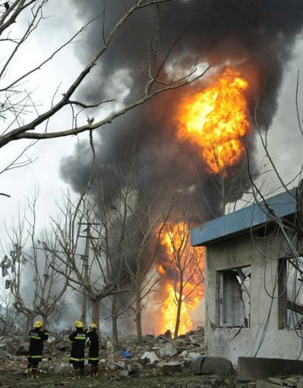 El fuego arrasa la fábrica donde se ha producido la explosión. 