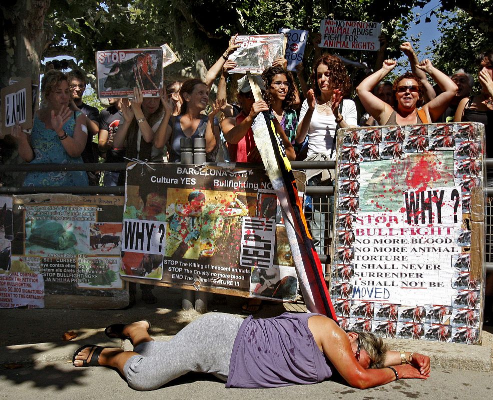 Detractores de las corridas de toros muestran su alegría tras la prohibición de los festejos taurinos.