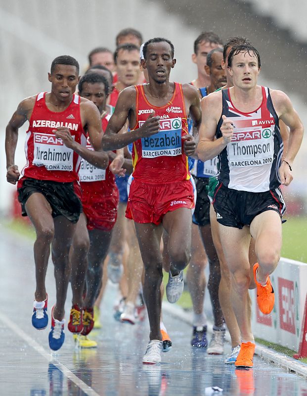 Los atletas azerbaiyano hayle Ibrahimov, el español Alemayehu Bezabeh y el británico Chris Thompson durante la primera serie de los 5000.