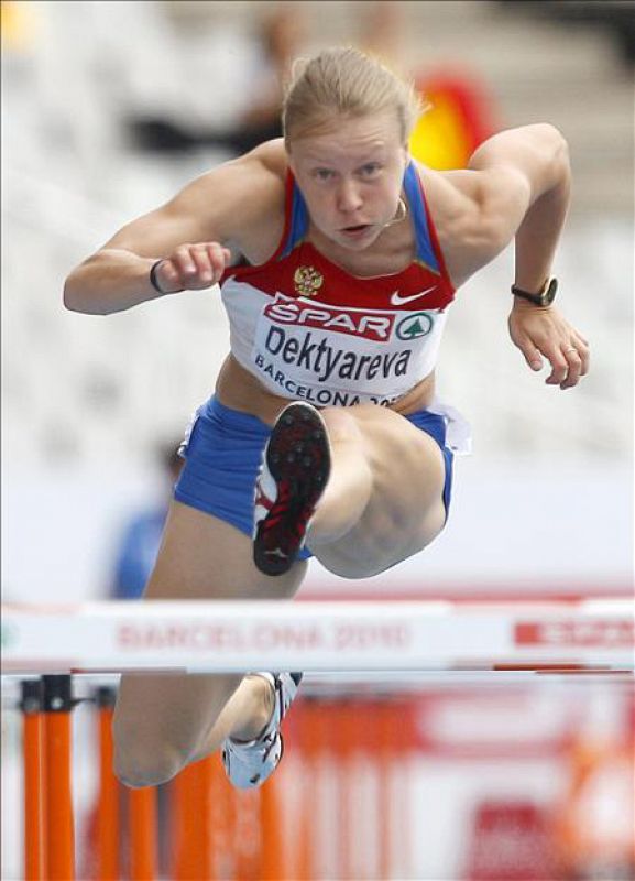 La atleta rusa Tatyana Dektyareva durante su participación en la cuarta serie de la prueba de 100 m vallas en el Campeonato de Europa de Atletismo Barcelona 2010.