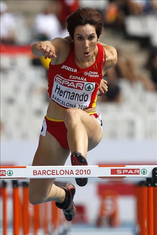 La atleta española Bárbara Hernando durante su participación en la segunda serie de la prueba de 100 m vallas de la prueba de heptathlon en el Campeonato de Europa de Atletismo  Barcelona.
