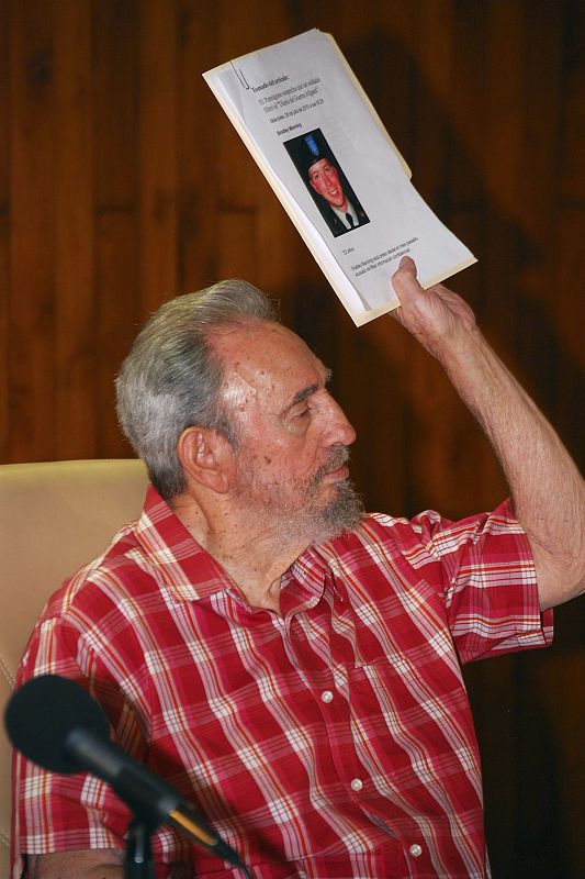 El ex presidente cubano, Fidel Castro, sostiene un documento en el que aparece la foto del militar estadounidense inculpado en una serie de filtraciones al portal Wikileaks.
