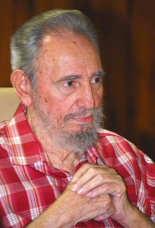 Castro, vestido con una camisa  a cuadros de rojos, negros y blancos, ha leido un mensaje dirigido a los jóvenes.