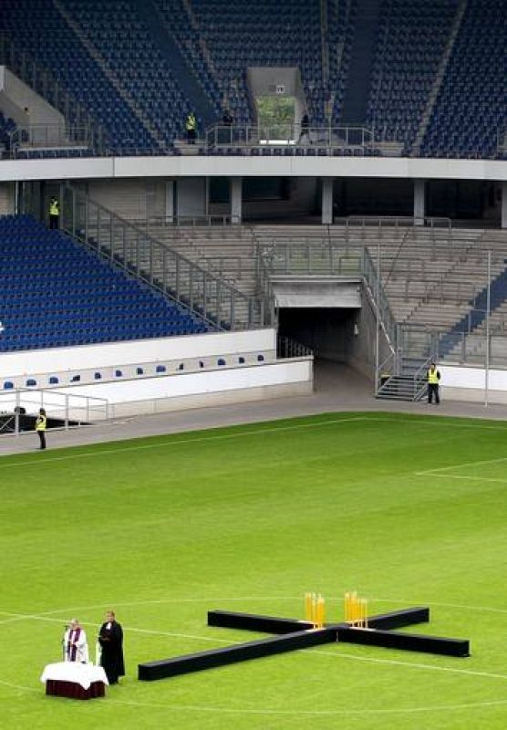 CEREMONIA EN RECUERDO DE LAS VÍCTIMAS DEL LOVE PARADE 2010