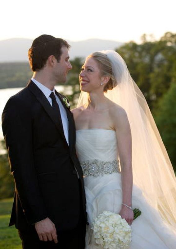 El novio, Marc Mezvinsky, con la kipá, el típico gorro judío.