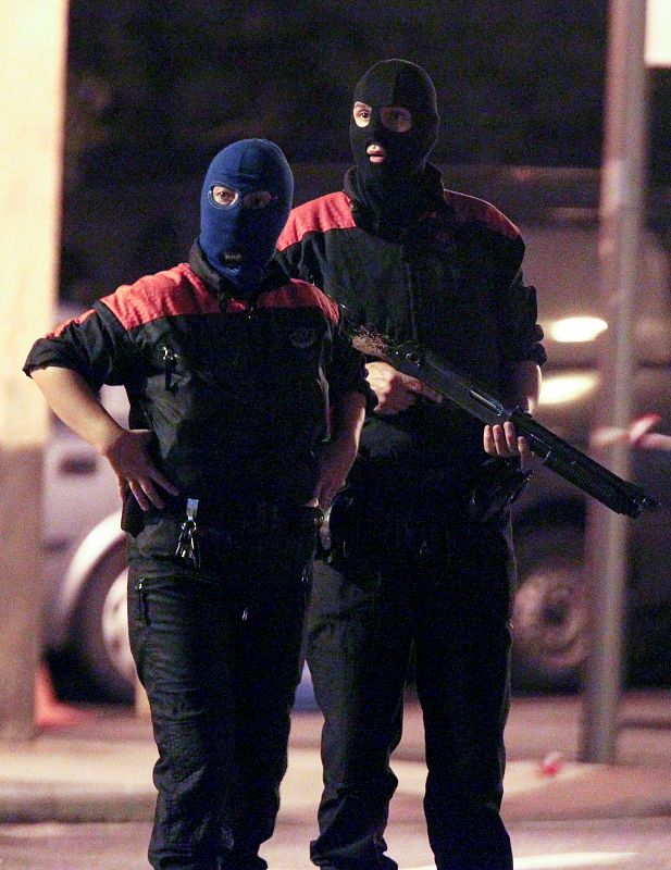 Agentes de la la Ertzaintza en la operación antiterrorista en Hernani, Guipúzcoa