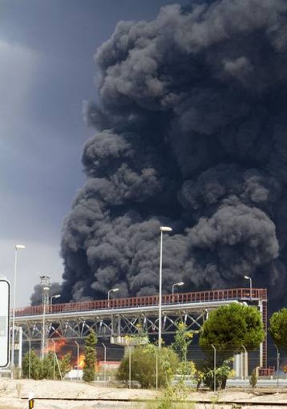 Imagen del humo que ha generado el incendio en la refinería