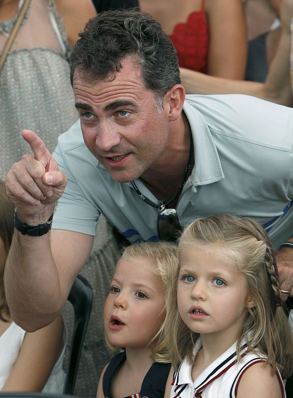 El Príncipe Felipe con sus hijas