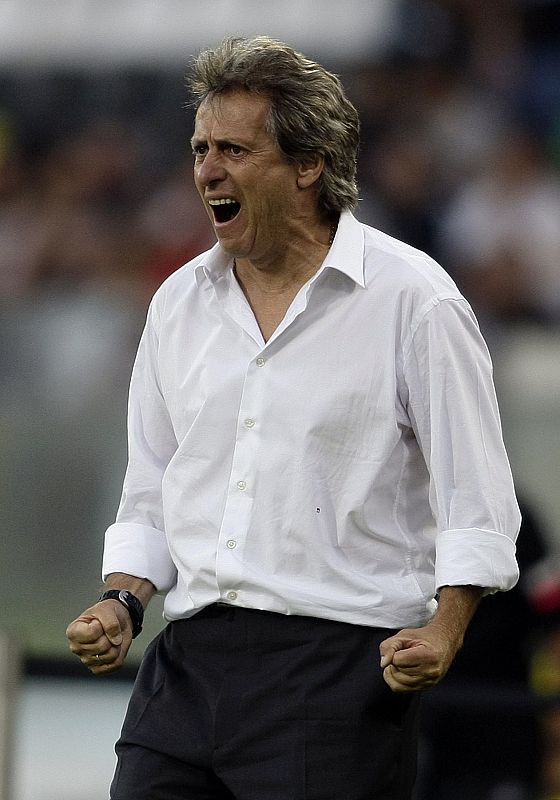 Benfica's coach Jesus celebrates his player Ramirez's goal during their Portuguese Premier League soccer match against Guimaraes in Guimaraes