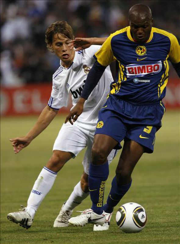 El jugador del Real Madrid Sergio Canales disputa el balón con Aquivaldo Mosqera del América de México durante un partido amistoso de pre-temporada en el Candlestick Park de San Francisco, California (EE.UU.). El Real Madrid  venció por marcador de