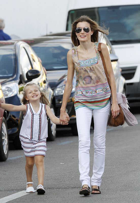 Spain's Princess Letizia (R) walks with her daughter Infanta Leonor on the third day of the 29th Copa del Rey yacht race in Palma de Mallorca