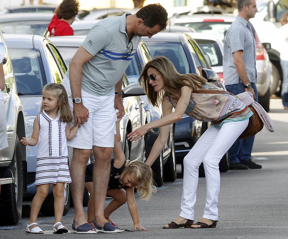 Spain's Crown Prince Felipe holds his daughters next to Princess Letizia on the third day of the 29th Copa del Rey yacht race in Palma de Mallorca