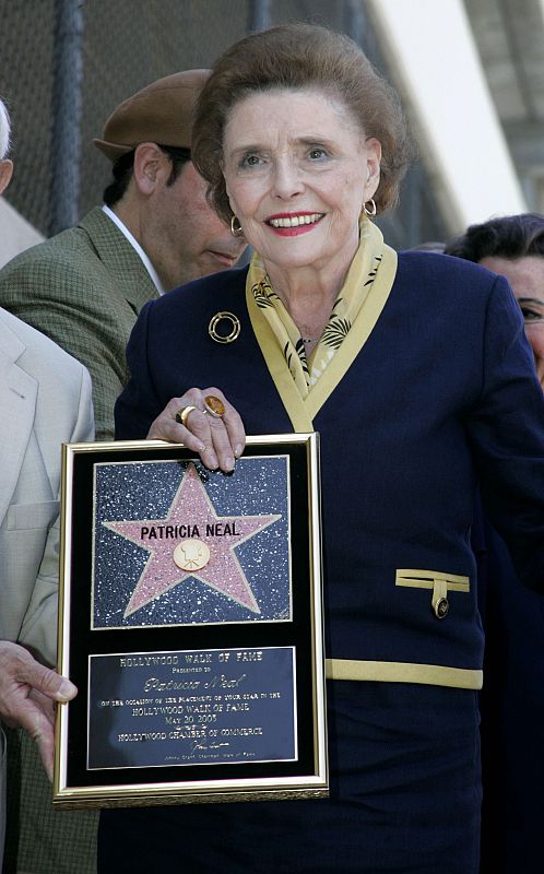 Patricia Neal, al ser descubierta su estrella del Paseo de la Fama de Hollywood.